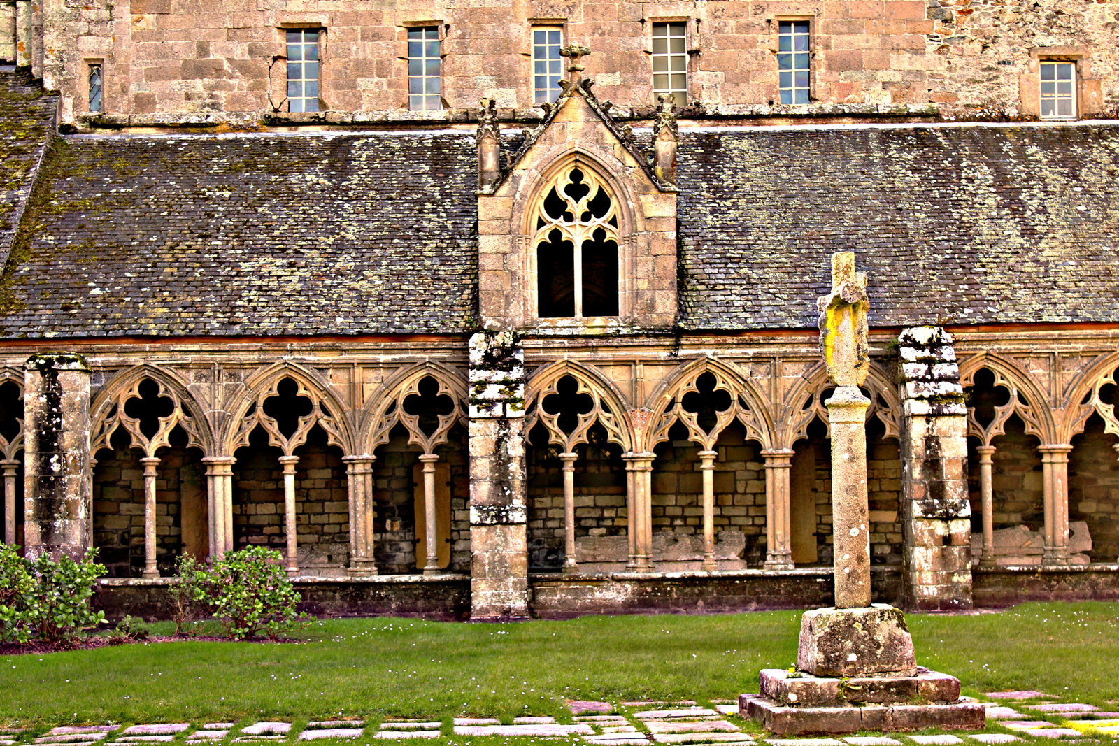 Cloister of Tréguier – Timeless Brittany 1 courcloitre2 scaled