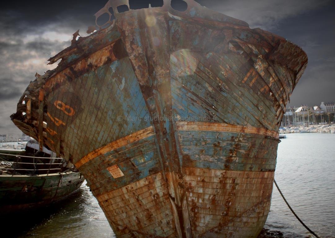 Rusting Shipwreck in Camaret-sur-Mer – Maritime Photography from Brittany 1 Rusting shipwreck in Camaret-sur-Mer harbor, Brittany France