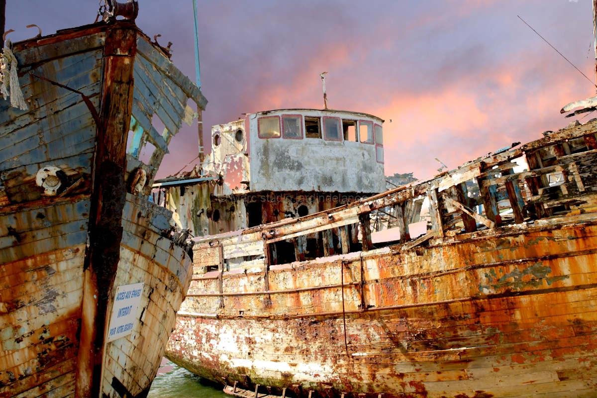 Camaret Shipwreck at Sunset – Maritime Photography from Brittany, France 1 camaret shipwreck boats at sunset brittany france maritime photography